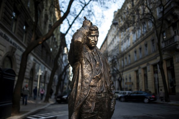 Peter Falk, Columbo hadnagy szobra a Falk Miksa utcában  - MTI Fotó: Marjai János