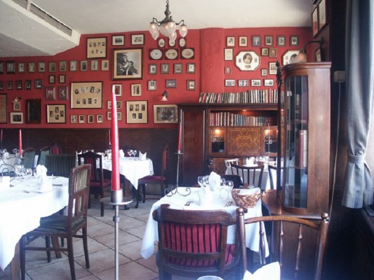 Az egykori Művészinas étterem. Ezeknél az asztaloknál emberi sorsok dőltek el. Fotó: PS