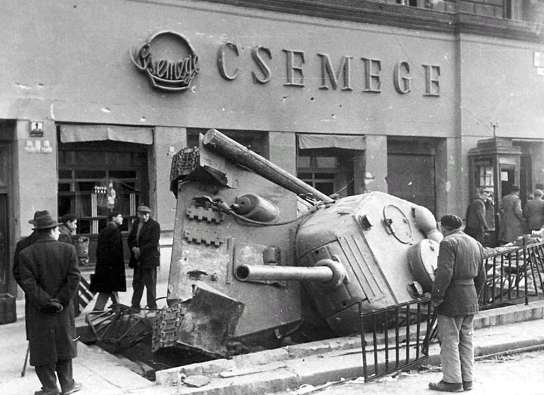 A budapesti 1956-os harcokban megsemmisített szovjet harckocsi Fotó: Fortepan
