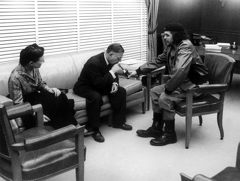 Che Guevara meggyújtja Sartre szivarját /Fotó: Critical-theory.com
