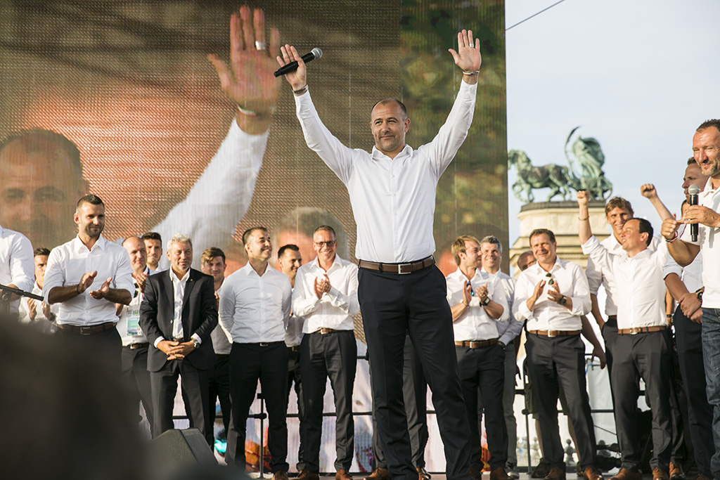 Király Gábor és a válogatott többi tagja a válogatott fogadására rendezett ünnepségen a Hősök terén (Fotó: Horváth Péter Gyula / PestiSrácok.hu)