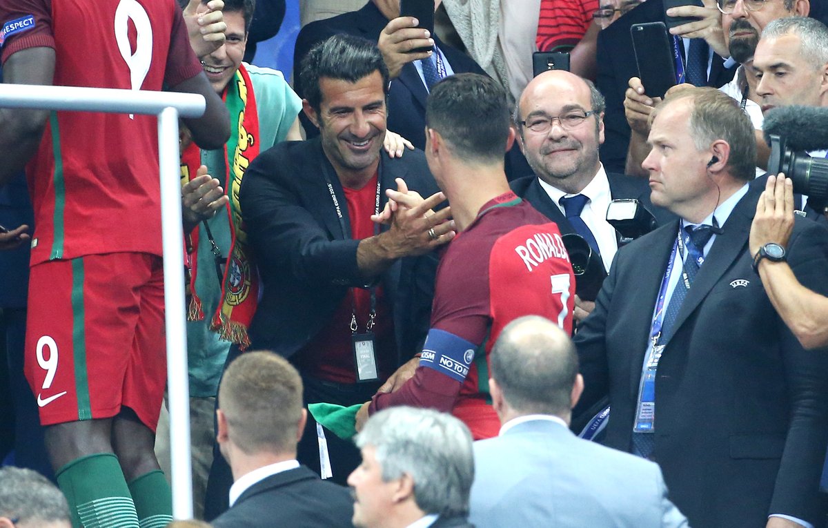 Figo gratulál / Fotó: UEFA.com