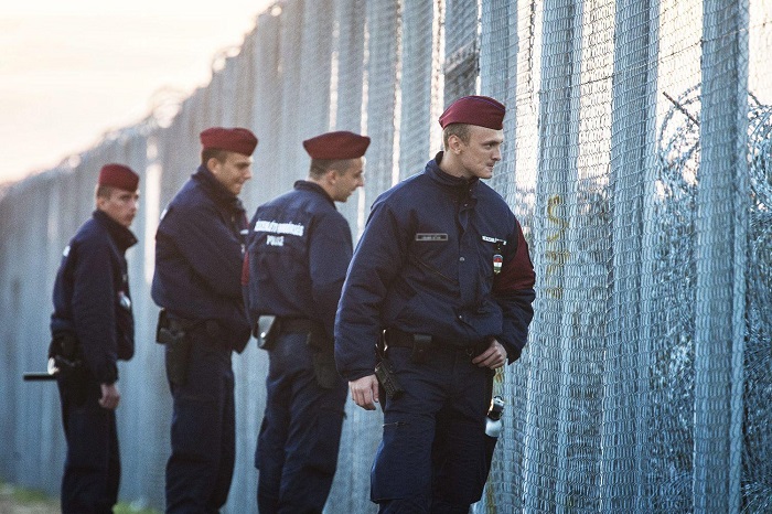 Rendőrök járőröznek az ideiglenes biztonsági határzár mellett a magyar-szerb határon. Fotó: nol.hu