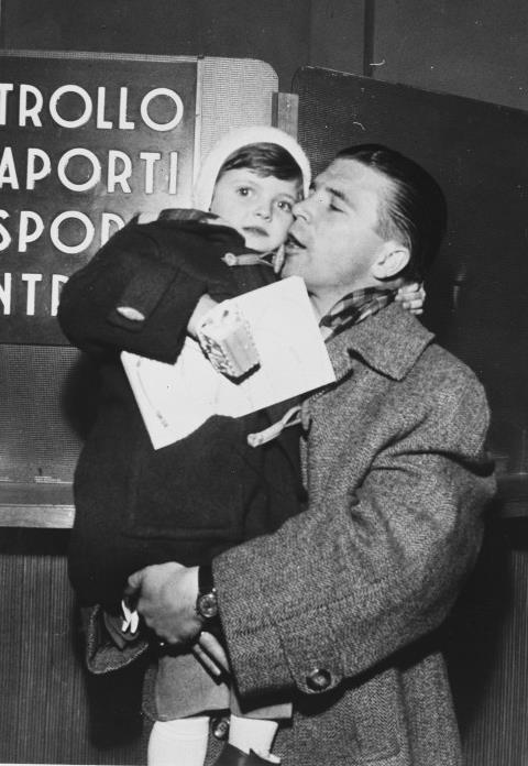 Puskás Ferenc a kislányával 1956 decemberében / Forrás: Wikipedia.com