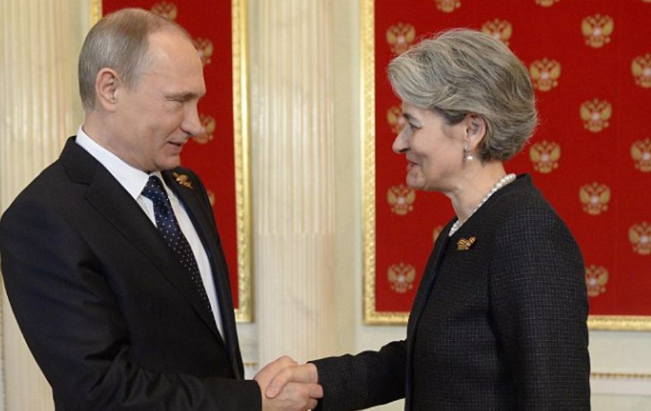 Putyin és Bokova / Fotó: Dailymail.co.uk