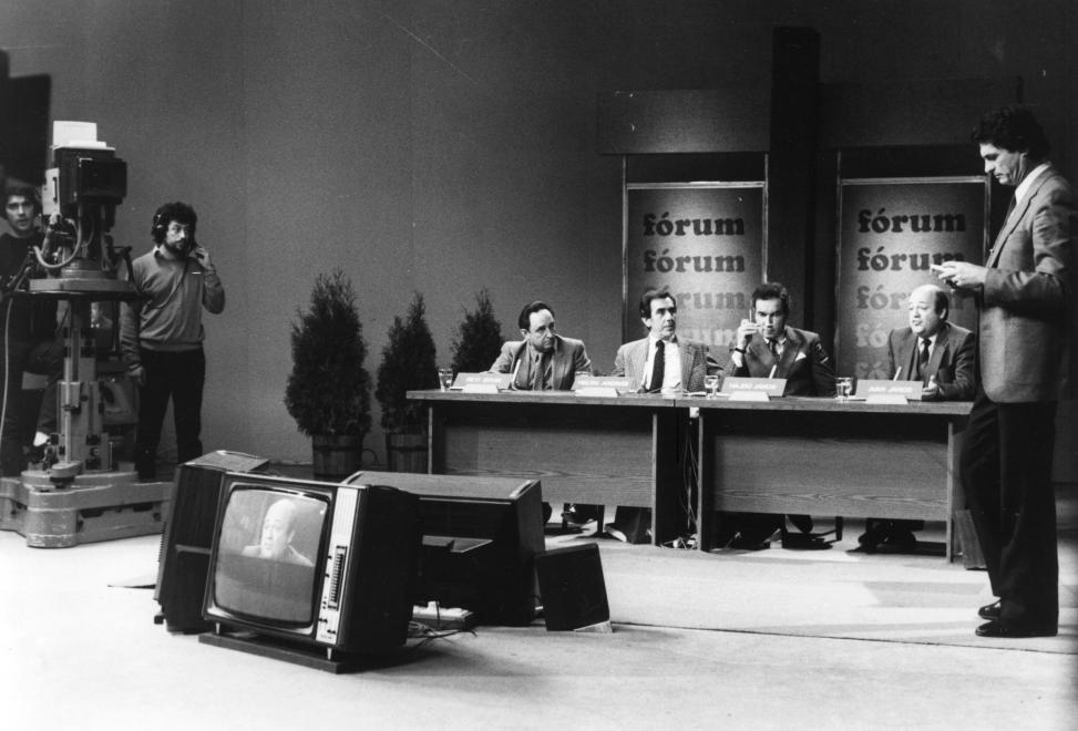 Az MTV Fórum c. politikai műsora, jobbra a műsorvezető, Chrudinák Alajos, az asztalnál balról jobbra Réti Ervin, Heltai András, Hajdú János, Avar János újságírók. Réti, Hajdú és Heltai szerepel a listán / Fotó: Fortepan.hu
