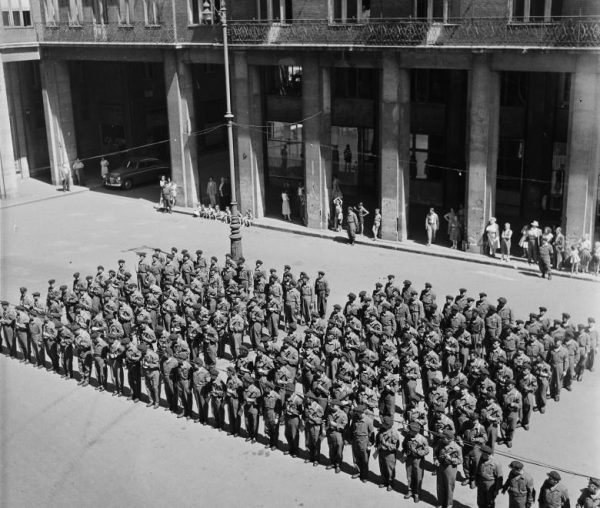 A VII. kerületi Munkásőrség zászlóbontó-ünnepsége a Madách téren, 1957 nyarán. Forrás: Fortepan