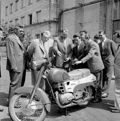 Horn Gyula (a kép közepén, sötét zakóban) hamar elnyerte jutalmát pufajkás szerepvállalásáért. 1960-ban már, mint a Külügyminisztérium tisztviselője tetszeleg, a Pannónia motorkerékpár elvtársi bemutatóján. Forrás: MTI