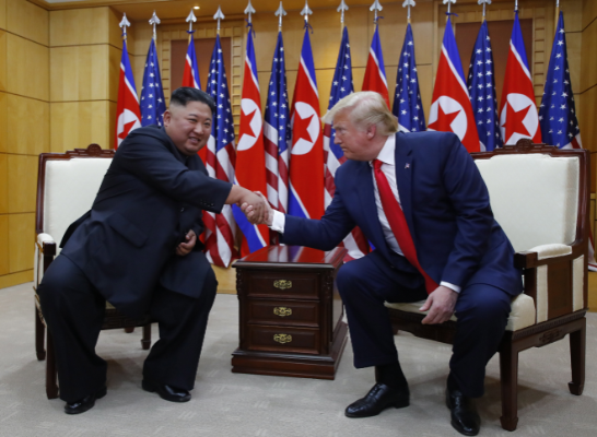 Kim Dzsong Un és Donald Trump találkozója 2019. június 30-án. Trump az első amerikai elnök, aki ellátogatott Észak-Koreába. Fotó: MTI/Yonhap