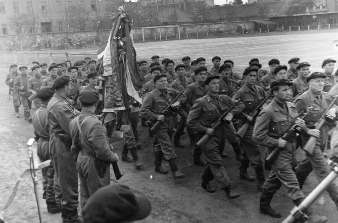 A kép illusztráció. Munkásőrök menetelnek, 1958-ban / Forrás: Fortepan.hu