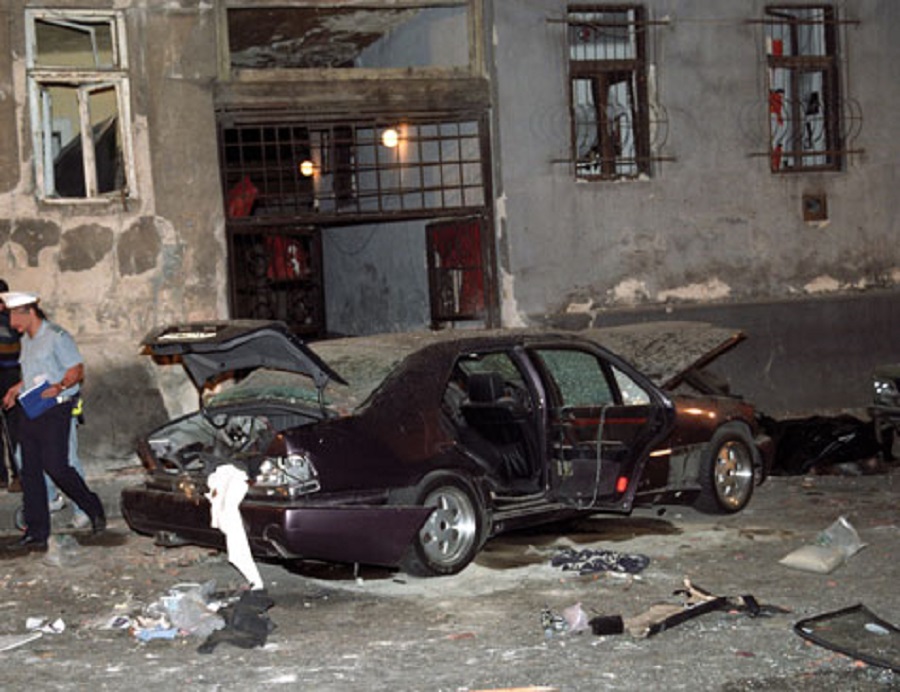 Legalább négy darab, egyenként 40 dekás trotilrúd (TNT) robbant fel 1995. szeptember 19-én este negyed kilenc tájban a józsefvárosi Práter utca 73. számú ház előtti kukában. Fotó: Blikk.hu