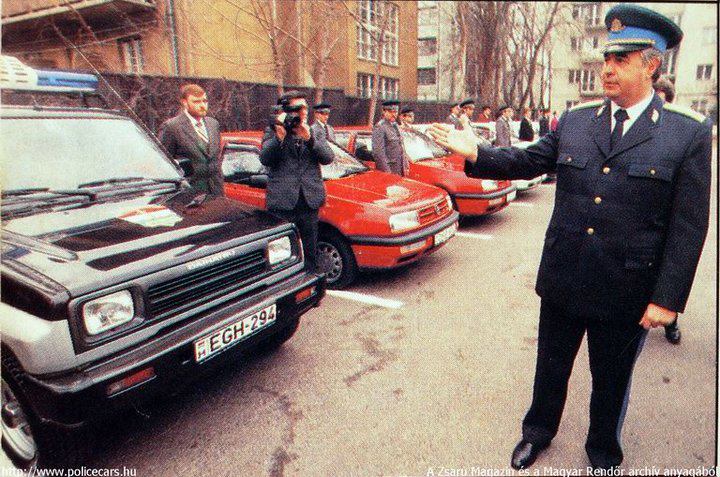 Az egykori budapesti rendőrfőkapitány, Bodrácska János a rendőrség által használatba vett, tulajdonos nélküli autókat mutat be a sajtónak. Ebből később bírósági ügy is lett. Fotó: Romnet.hu
