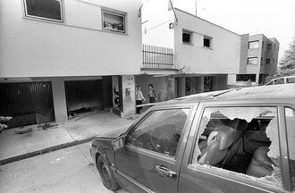 1998. március 16 - án robbantás történt Torgyán József, az FKGP elnökének rózsadombi társasházi lakásán. Személyi sérülés nem történt. Fotó: Alfahír.hu