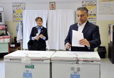 Budapest, 2015. május 17. Orbán Viktor miniszterelnök és felesége, Lévai Anikó leadja szavazatát a Normafa helyreállításáról tartott helyi népszavazáson a XII. kerületi 53. szavazókörben, a Zugligeti úti Általános Iskolában 2015. május 17-én. MTI Fotó: Kovács Tamás