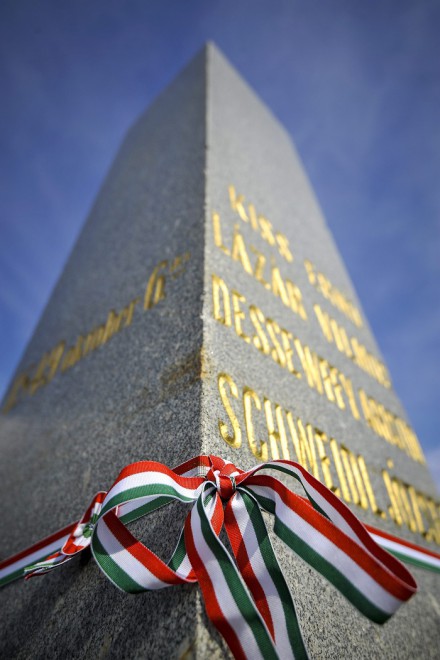 Arad, 2015. október 6. Nemzetiszínû szalag a vesztõhelyen felállított obeliszken az aradi vértanúk emléknapján Aradon 2015. október 6-án. MTI Fotó: Czeglédi Zsolt