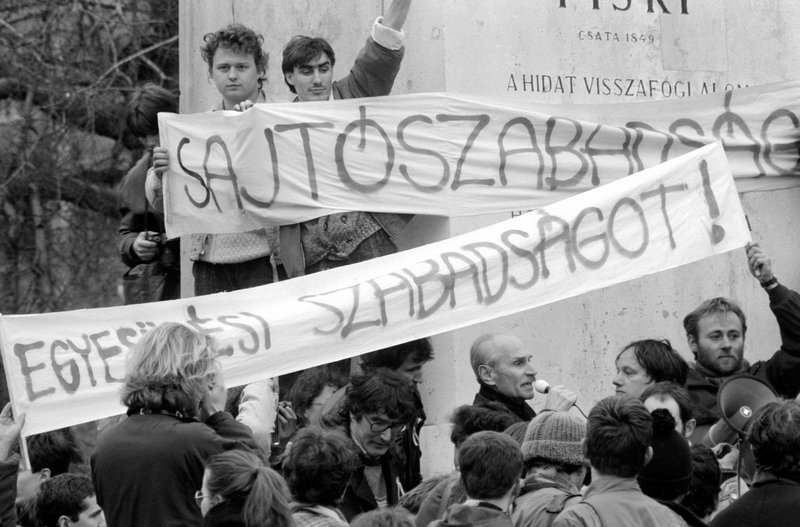 1988. március 15., Pákh Tibor beszél a Bem szobornál / Fotó: MTI