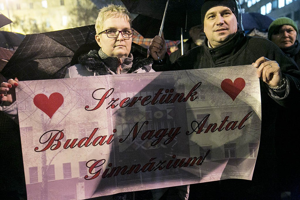 Esőben tüntettek a tanárok Budapesten 2016.02.03. foto:Horváth Péter Gyula