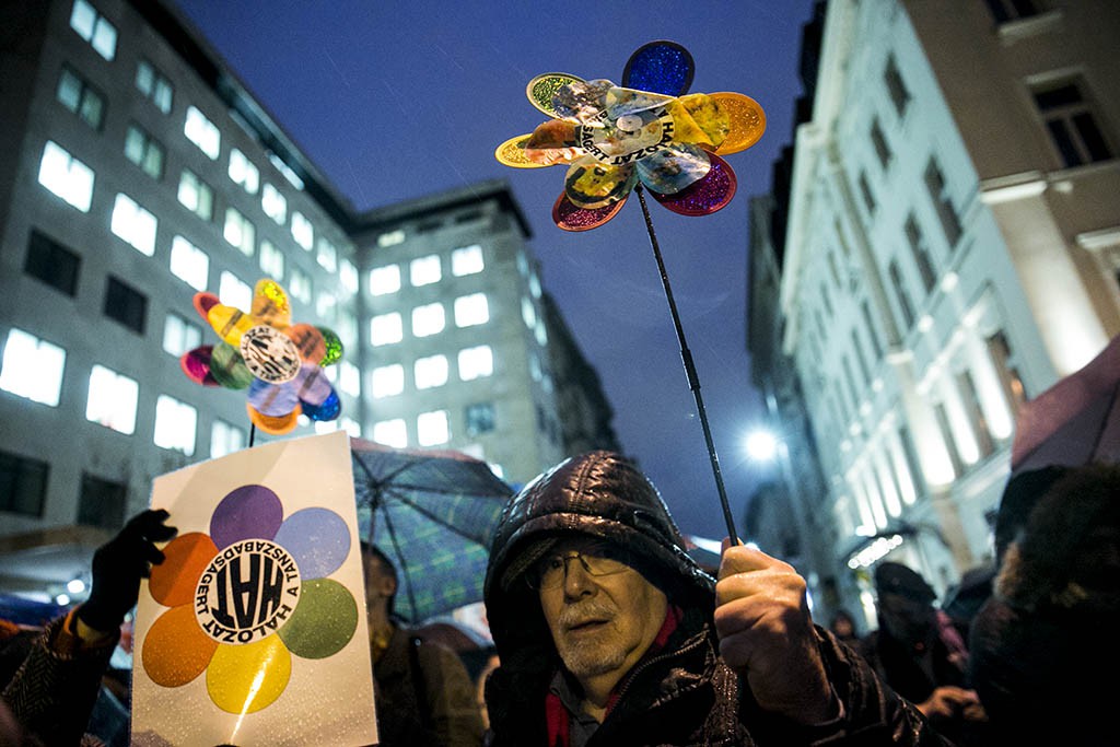 Esőben tüntettek a tanárok Budapesten 2016.02.03. foto:Horváth Péter Gyula