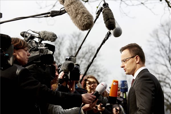 Szijjártó Péter: ezzel a migrációs politikával vesztébe rohan az unió. MTI Fotó: KKM / Martijn Beekman