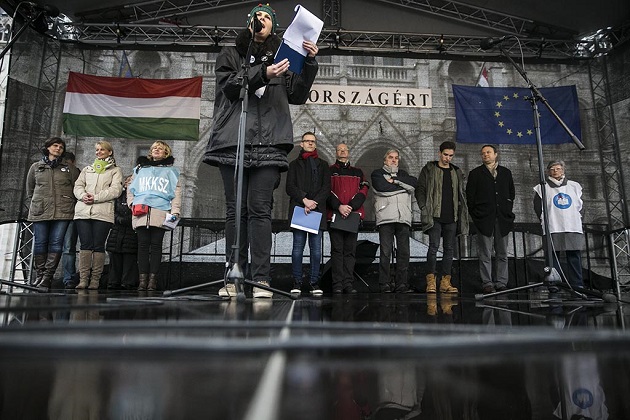 Parlament előtt tüntettek a tanárok 2016.02.13. foto:Horváth Péter Gyula