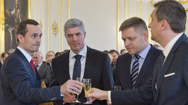 Bugár Béla (balról a második) túl nagy kompromisszumokkal ment bele a kormánykoalícióba (kép: aktuality.sk)