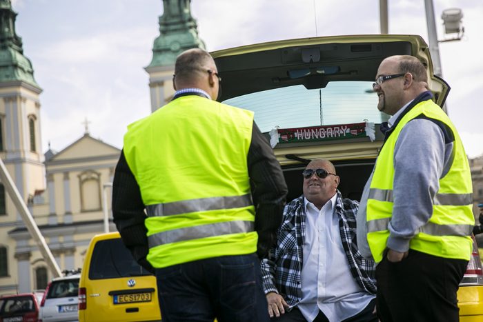 Az Uber személyszállító szolgáltatás ellen demonstráló taxisok Budapesten, az Erzsébet hídon 2016. május 17-én. Fotó: Horváth Péter Gyula