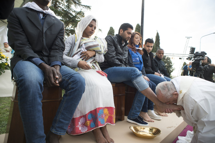 Bayer Zsolt: A migránsok lábát mosó Ferenc pápa a legnagyobb farizeus