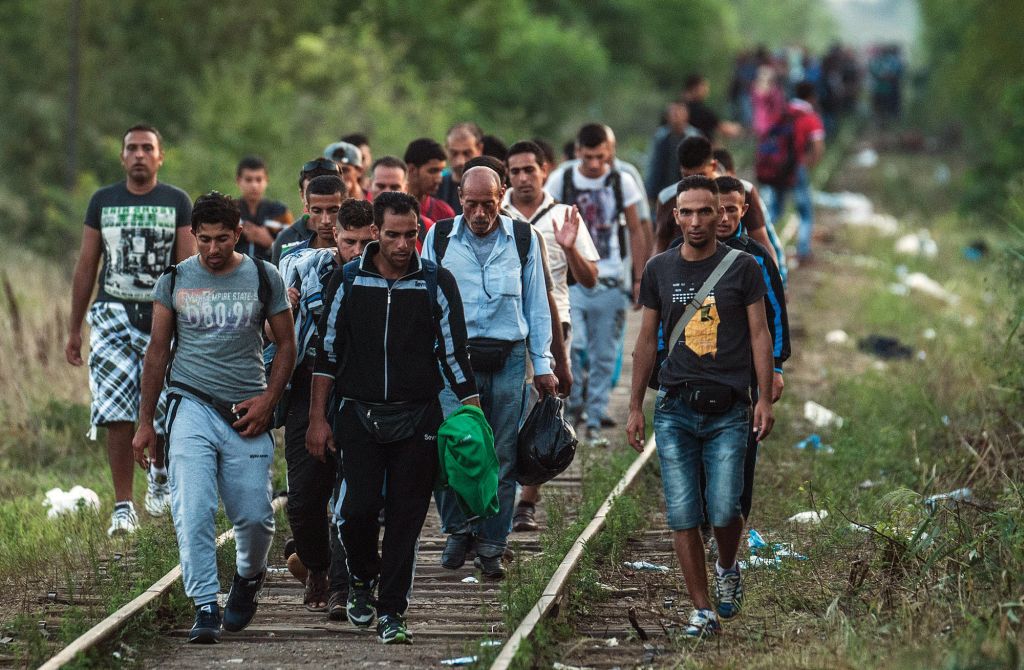Röszke, 2015. augusztus 25. Illegális bevándorlók a Röszke melletti vasúti átjárónál, a magyar-szerb határon 2015. augusztus 25-én. MTI Fotó: Ujvári Sándor