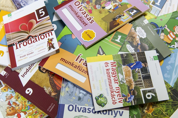 Az Orbán-kormány döntése értelmében immáron valamennyi magyar általános iskolás ingyen kapja a tankönyveket. Fotó: Árvay Károly - kormany.hu