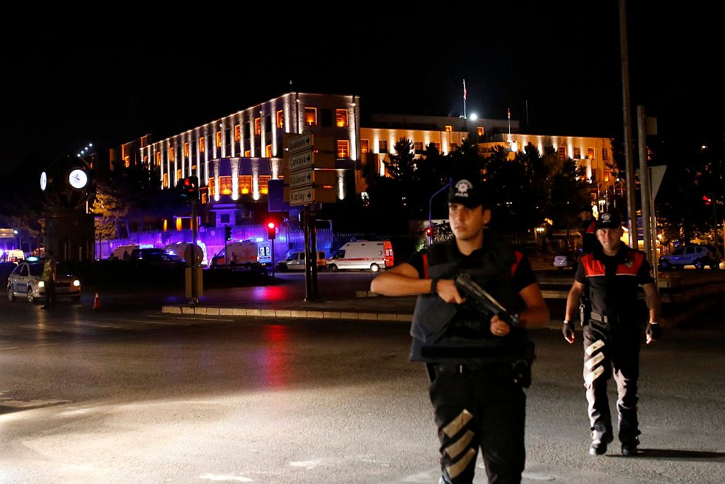 Rendőrök őrzik a vezérkar épületét Ankarában (kép: businessinsider.com)