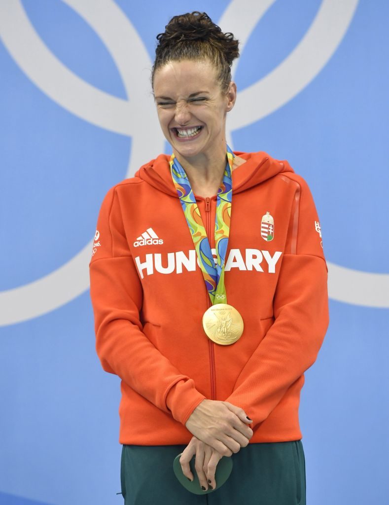 Hosszú Katinka, nyakában a 200 méteres vegyesúszás aranyérmével (kép: MTI / Illyés Tibor)