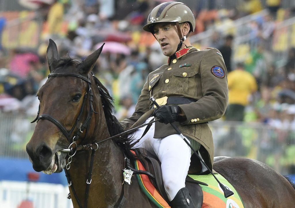 A londoni olimpia után berukkolt Marosi Ádám honvédtiszti egyenruhában lovagolt (kép: MTI / Kovács Tamás)