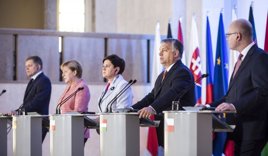 Robert Fico szlovák miniszterelnök, Angela Merkel német kancellár, valamint Beata Szydlo lengyel, Orbán Viktor magyar és Bohuslav Sobotka cseh kormányfõ (balról jobbra) (kép: Miniszterelnöki Sajtóiroda/Szecsõdi Balázs)