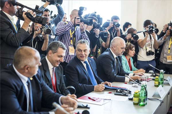 A Miniszterelnöki Sajtóiroda által közreadott képen Orbán Viktor miniszterelnök (b3) és Lázár János, a Miniszterelnökséget vezető miniszter (b2), valmint Bojko Boriszov bolgár kormányfő (b) és Edi Rama albán kormányfő (b4) a bécsi migrációs csúcstalálkozón 2016. szeptember 24-én. Christian Kern osztrák kancellár meghívására tíz ország vezetői tárgyalnak a szükséges menekültügyi intézkedésekről. MTI Fotó: Miniszterelnöki Sajtóiroda / Szecsődi Balázs