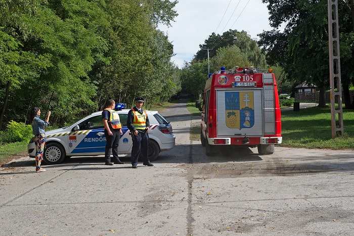 Gödöllõ, 2016. szeptember 18. Tûzoltó- és rendõrautó zárja el a Gödöllõ és Isaszeg közötti utat, amelynek közelében két kisrepülõgép ütközött össze 2016. szeptember 18-án. Az egyik gépben két felnõtt és egy gyerek utazott, mindhárman szörnyethaltak. A másik kisrepülõben csak a pilóta ült, aki életét vesztette. MTI Fotó: Lakatos Péter