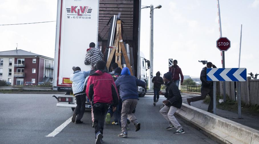A calais-i dzsungelben kompnak használják a Nagy-Britannia felé tartó kamionokat a migránsok. (kép: francetvinfo.fr)