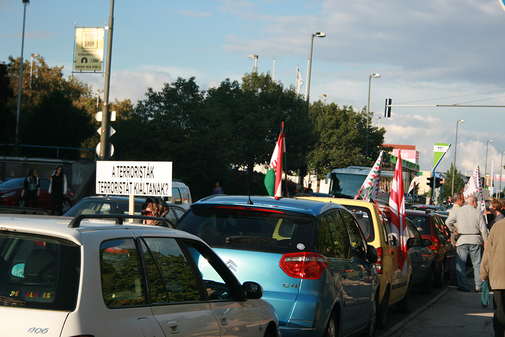 Húsz autóval fél pályáz zártak le a tüntetők Veszprém belvárosában egy általános iskola előtt