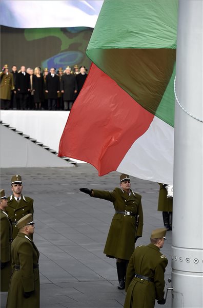 Katonai tiszteletadás mellett felvonják az ország nemzeti lobogóját az 1956-os forradalom és szabadságharc 60. évfordulóján Budapesten, a Parlament előtti Kossuth Lajos téren 2016. október 23-án. MTI Fotó: Bruzák Noémi