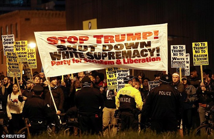 3a37433f00000578-3922344-chicago_at_trump_international_hotel_and_tower_activists_carried-a-7_1478778478173