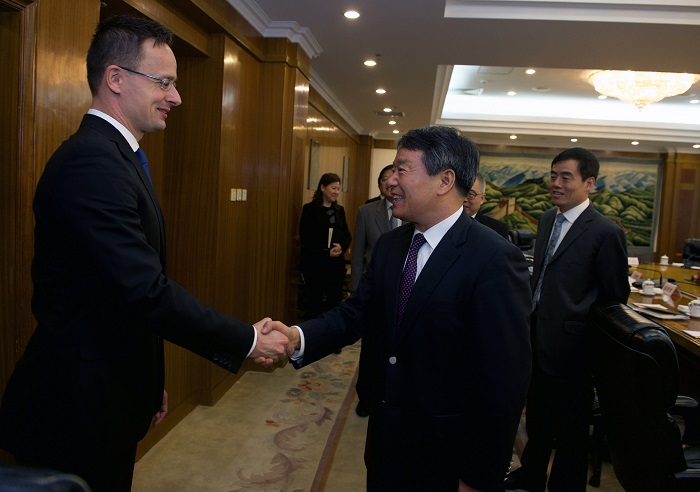 Peking, 2016. november 30. A Külgazdasági és Külügyminisztérium (KKM) által közreadott képen Szijjártó Péter külgazdasági és külügyminiszter (b) és a kínai Nemzeti Fejlesztési és Reform Bizottság (NDRC) elnöke, Hszü Szao-si találkozója Pekingben 2016. november 30-án. MTI Fotó: KKM
