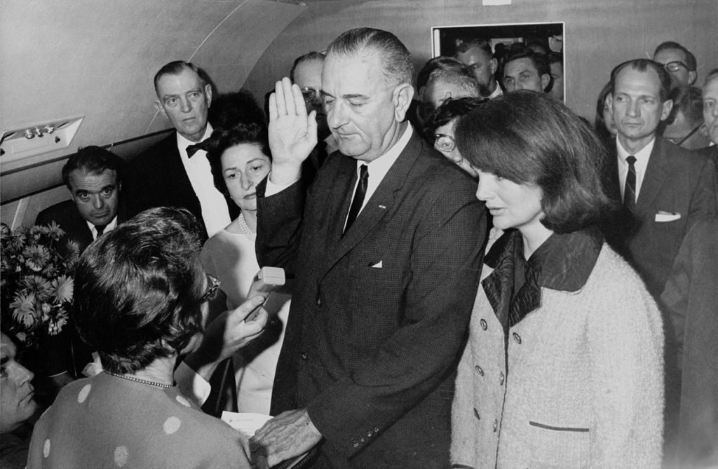 Az új elnök eskütétele: Lyndon Johnson tapasztalt politikusként sejtette, hogy minél többen vettek részt a gyilkosságban, az politikailag annál kellemetlenebb lehet az új vezetés szempontjából. Fotó: wikipedia.org
