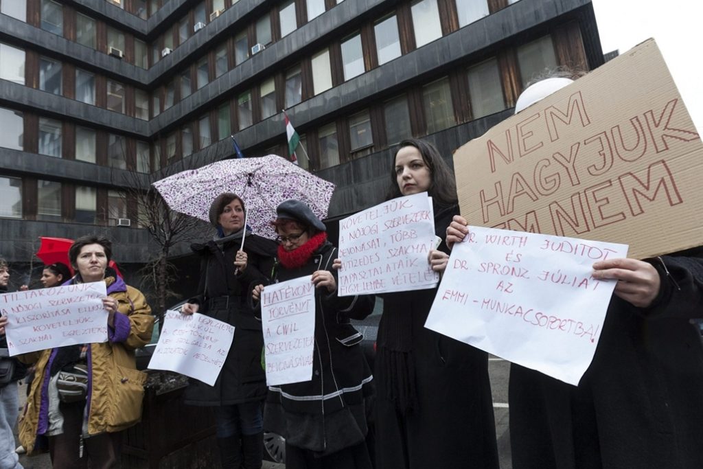 A Nők Lázadása elnevezésű kormányellenes tüntetésen (nokert.hu)