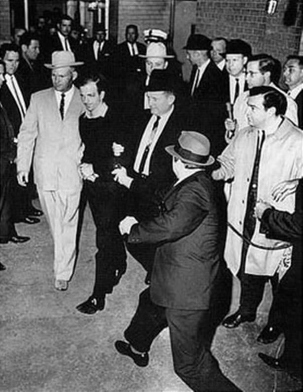 A kiemelt rendőri védelem dacára Ruby könnyedén Oswald közelébe tudott férkőzni. Fotó: wikipedia.org