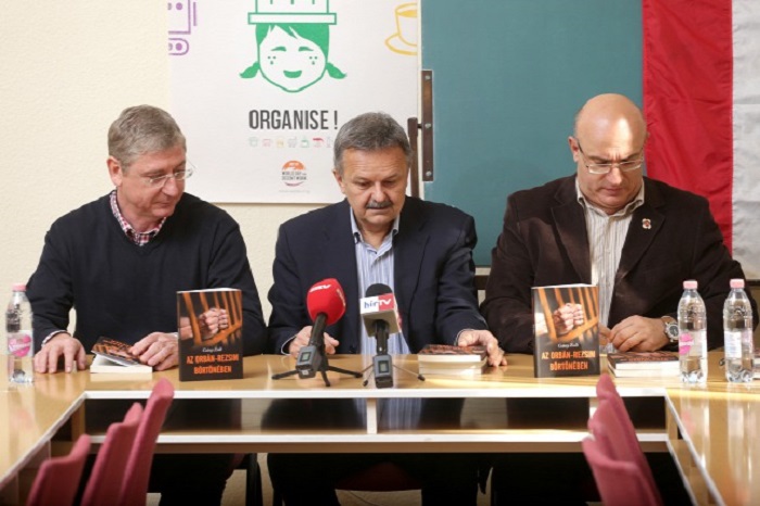 Debreczeni könyvében újfent leügynöközte Orbán Viktort. Fotó: Origo.hu