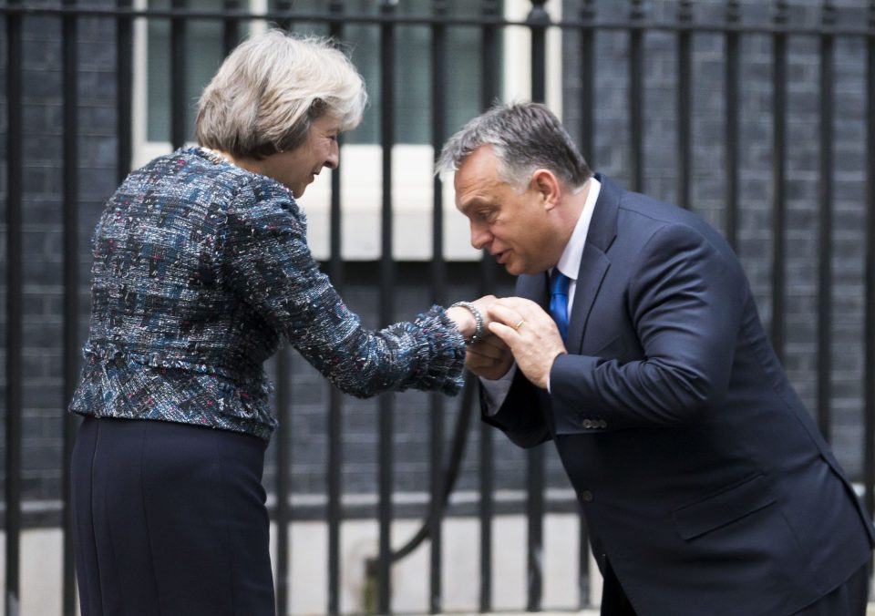 Theresa May és Orbán Viktor. Fotó: The Sun