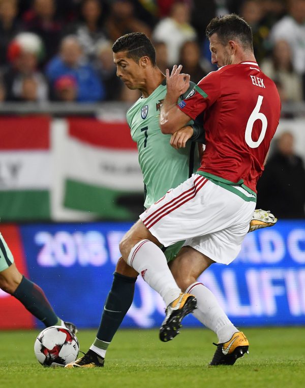 Elek "gyűri" Cristiano Ronaldot / Fotó: MTI