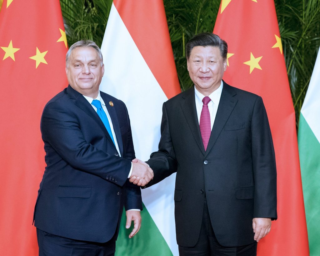 Hszi Csin-ping kínai elnök (j) és Orbán Viktor magyar miniszterelnök hosszú évek óta kiváló kapcsolatot ápol egymással.<br /> Fotó: MTI/Hszinhua