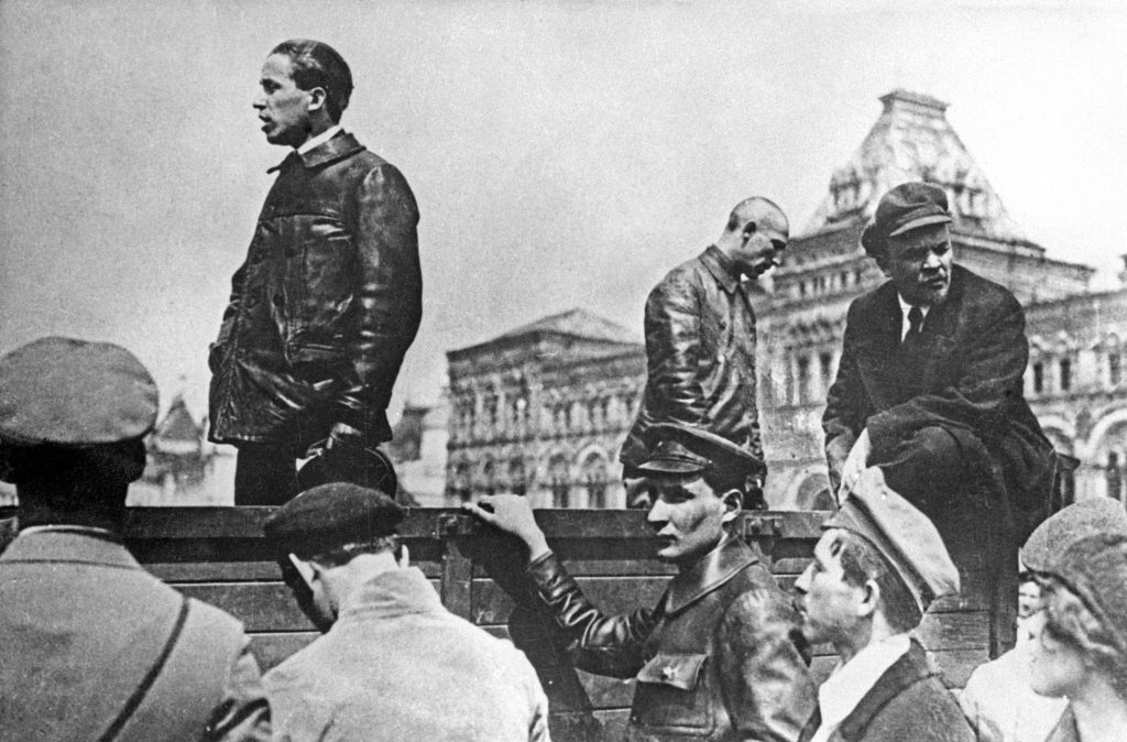 Csak a helyszín változik, a lényeg ugyanaz marad. Szamuely Tibor a Tanácsköztársaság rettegett népbiztosa Leninnel ápolt jó viszonyt, a mai ellenzék vezetői már Brüsszel parancsainak engedelmeskednek. A képen Szamuely (bal oldalon) és Lenin (jobb oldalt) Moszkvában, a Vörös téren, 1919. május 25-én.<br /> Fotó: MTI Reprodukció
