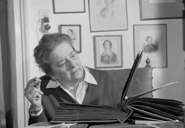 Gobbi Hilda (1913-1988) Kossuth-díjas színművész, érdemes és kiváló művész, otthonában fényképalbumot lapozgat / Fotó: MTI