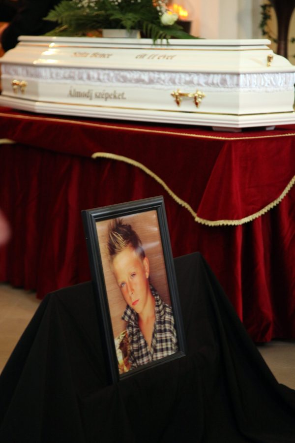 Kaposvár, 2012. november 10.<br /> Az elõre kitervelten, brutális kegyetlenséggel meggyilkolt 11 éves Szita Bence ravatala Kaposváron 2012. november 10-én.<br /> MTI Fotó: Varga György